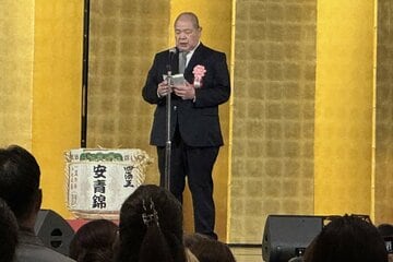 壇上であいさつする八角理事長