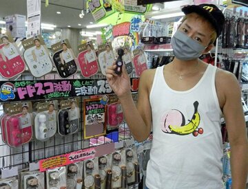  プロデュース商品をアピールする楽しんご