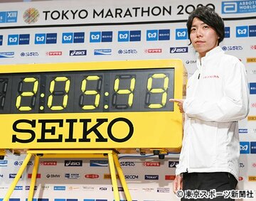  設楽は日本記録超えの２時間５分４９秒を表示する電光掲示板を指さした