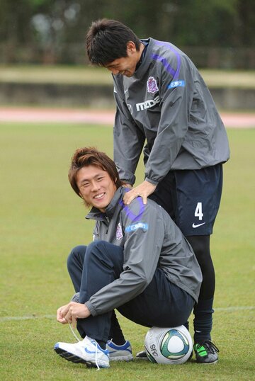 李忠成（左）の肩をもむ水本