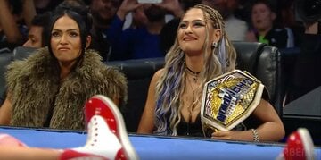 リングサイドで不敵な笑みを浮かべるジュリア（右）とキアナ・ジェームズ©AbemaTV, Inc.