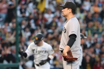 佐藤輝明（奥）に本塁打を打たれた田中将大