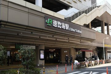 駅構内でもスカウトが行われる（写真はＪＲ恵比寿駅）
