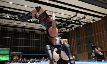 カラム・ニューマン(下)にムーンサルトプレスを放つジェフ・コブ