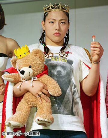 王冠とクマのぬいぐるみを愛するレイナ