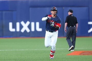 本塁打を放ち“お茶たてポーズ”を披露する鈴木誠也