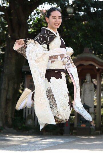 晴れ着で大ジャンプする宮城弥生