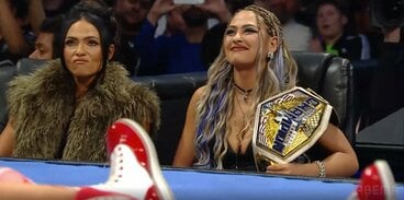 リングサイドで不敵な笑みを浮かべるジュリア（右）とキアナ・ジェームズ©AbemaTV, Inc.