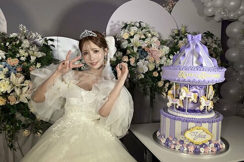 三上悠亜が引退記念イベントで涙 〝同僚〟松村香織は「卒業生で一番