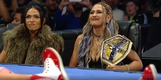 リングサイドで不敵な笑みを浮かべるジュリア（右）とキアナ・ジェームズ©AbemaTV, Inc.