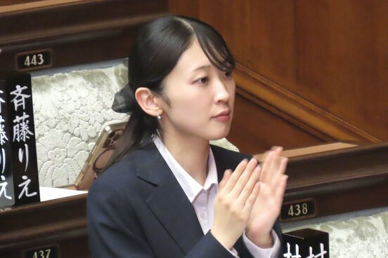 拍手する村木汀議員