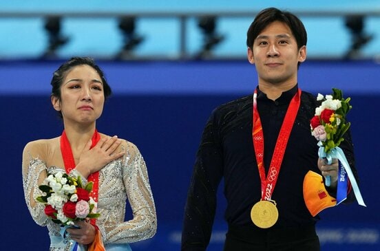 北京五輪で金メダルの隋文静（左）と韓聡（ロイター）