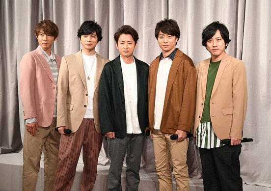 嵐（左から相葉雅紀、松本潤、大野智、櫻井翔、二宮和也）
