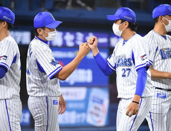  上茶谷（右）とグータッチするDeNA・三浦監督（東スポWeb）