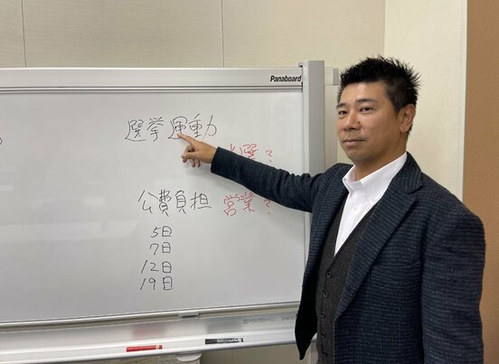 講義する堀江氏秘書の斉藤健一郎氏