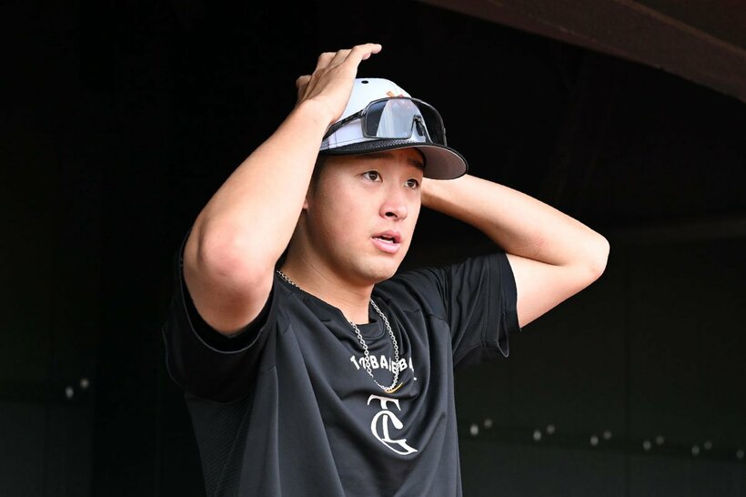 囲み取材を受ける堀田賢慎