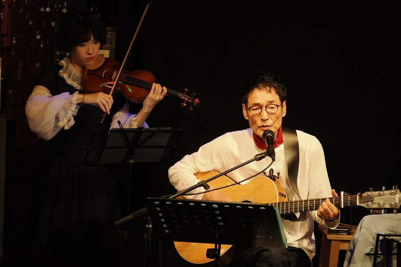 高山厳（右）とヴァイオリニストの鈴木慶子