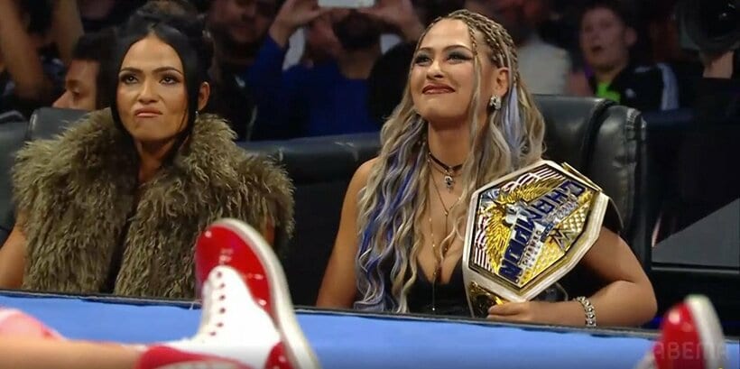 リングサイドで不敵な笑みを浮かべるジュリア（右）とキアナ・ジェームズ©AbemaTV, Inc.