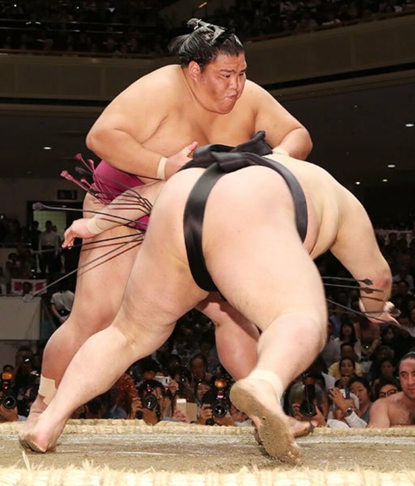  豪栄道（手前）を突き落としで破った御嶽海
