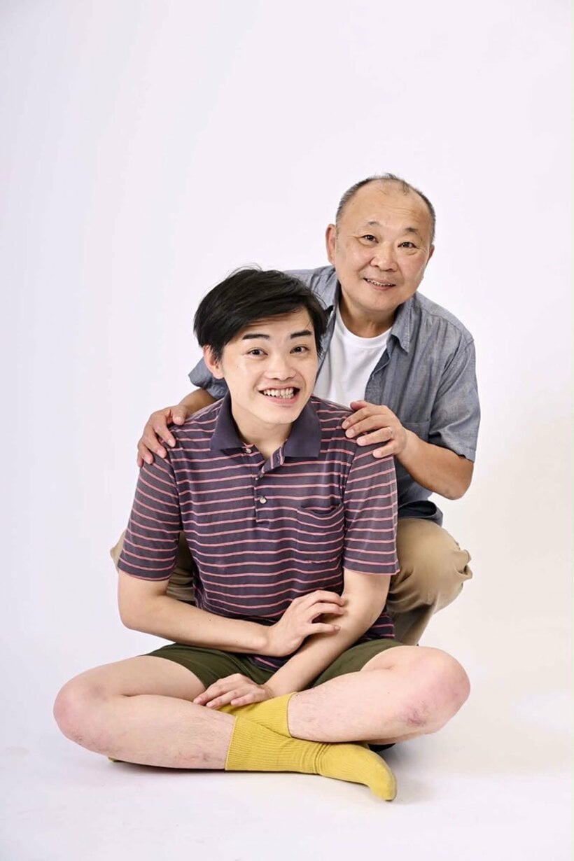 舞台に出演する直江喜一(奥)と芳村駿