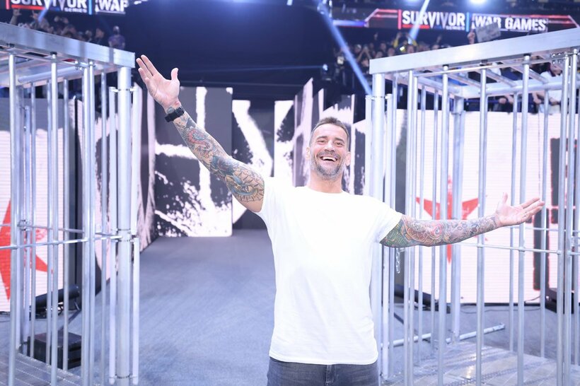 電撃復帰のＣＭパンクは笑みも浮かべた(C)2023　WWE,　Inc.　All　Rights　Reserved.