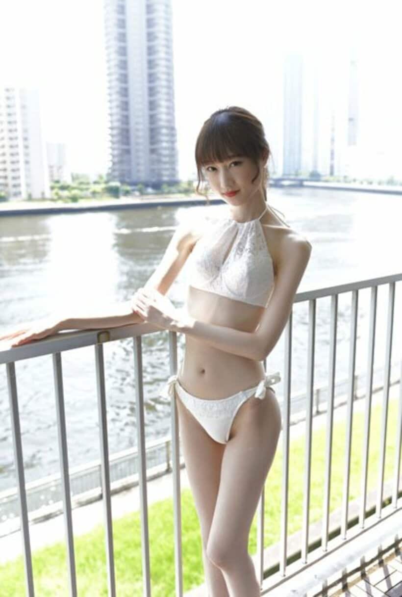  ラジオ番組をＰＲする安井