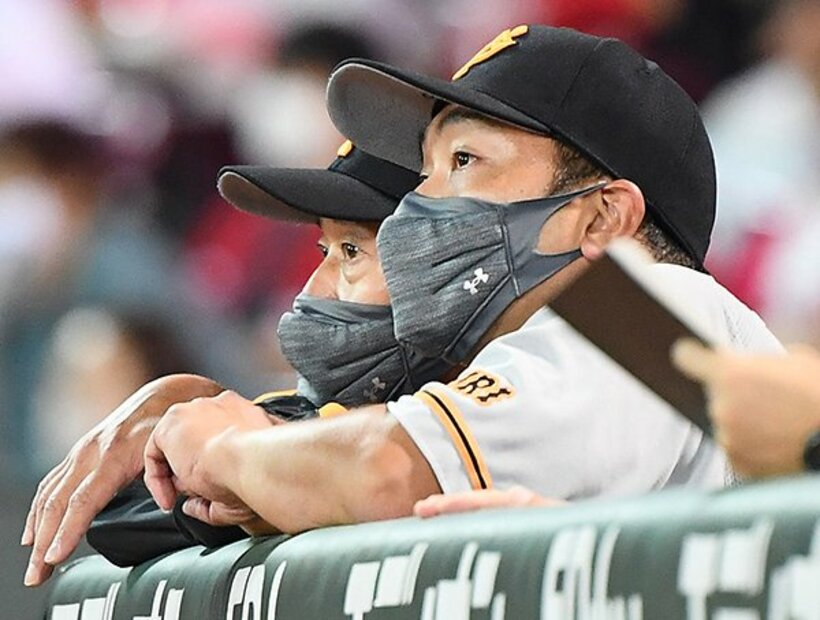  今季は原監督(左)の命でヘッドコーチ代行も経験した阿部二軍監督だが来季も留任の見込みだ