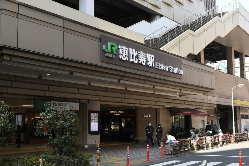 駅構内でもスカウトが行われる（写真はＪＲ恵比寿駅）
