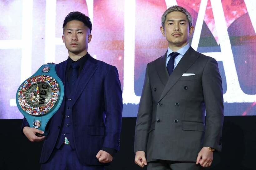 井上拓真（左）と井岡一翔