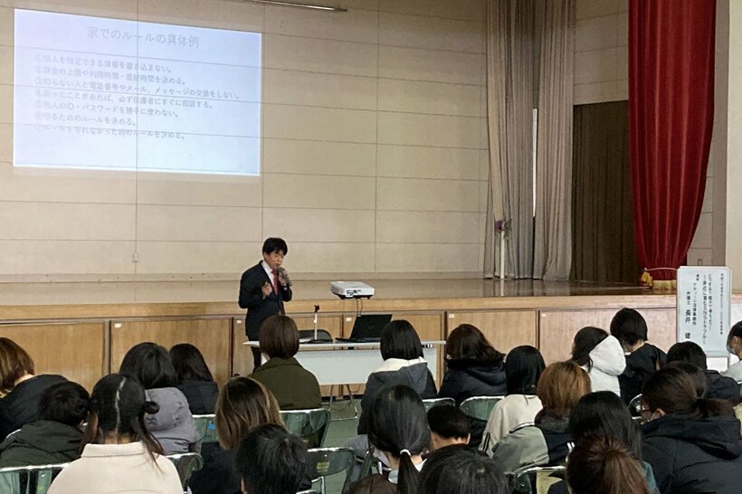 講演する長井健一弁護士