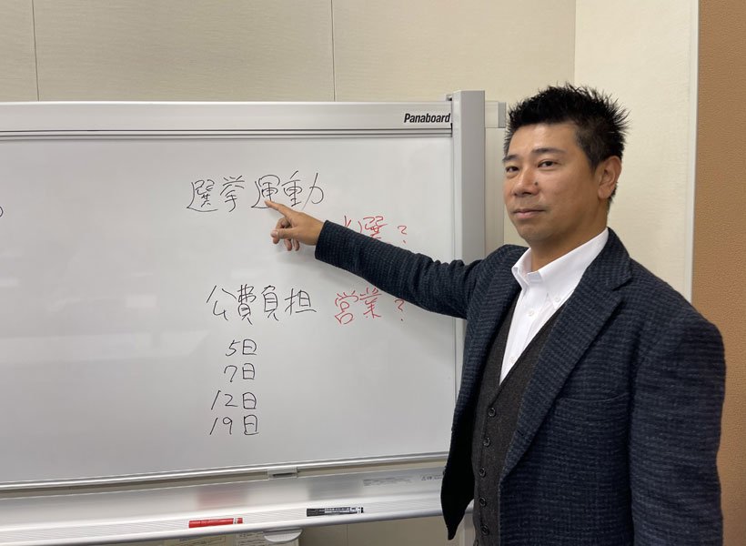  講義する堀江氏秘書の斉藤健一郎氏