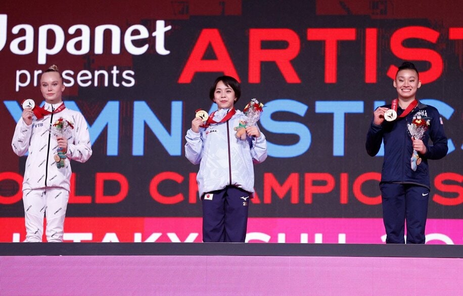  世界選手権の床運動でメルニコワ(左)は銀メダル、村上(中）は金メダルだった（ロイター）