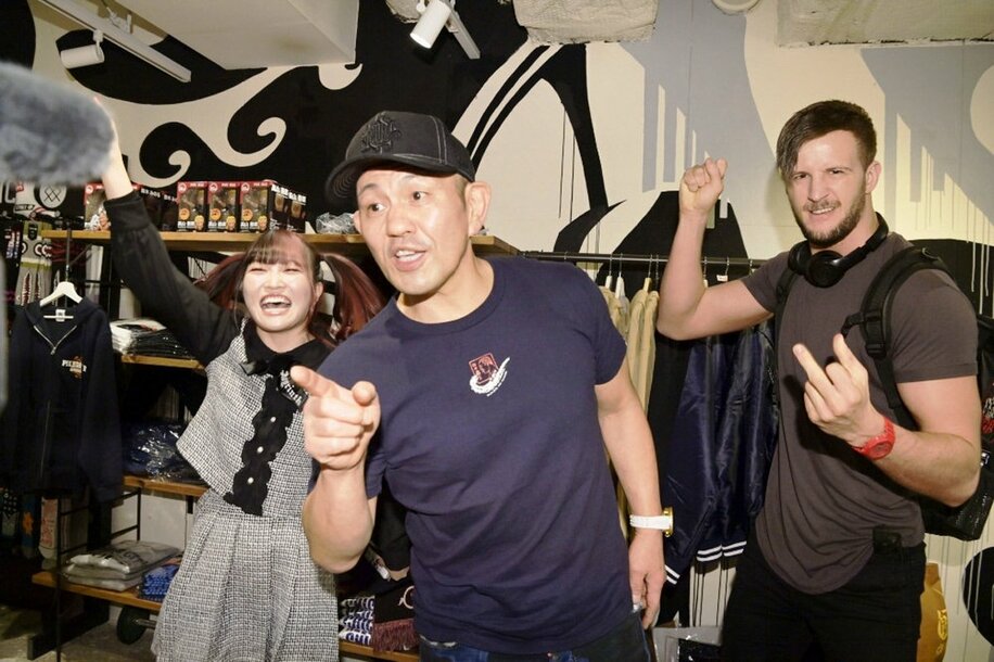  士気を高める(左から)伊藤麻希、鈴木みのる、クリス・ブルックス