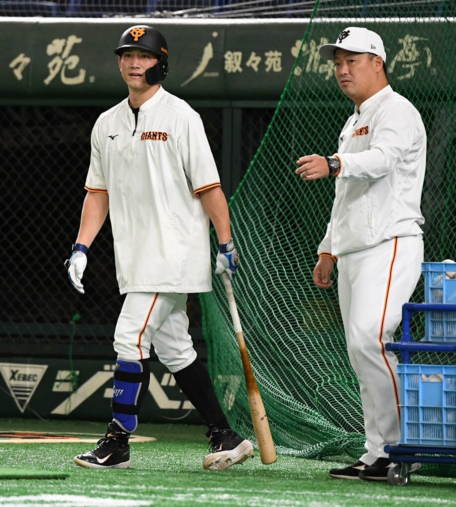  村田コーチ(右)は巨人打線を「再生」できるか。左は小林（東スポWeb）