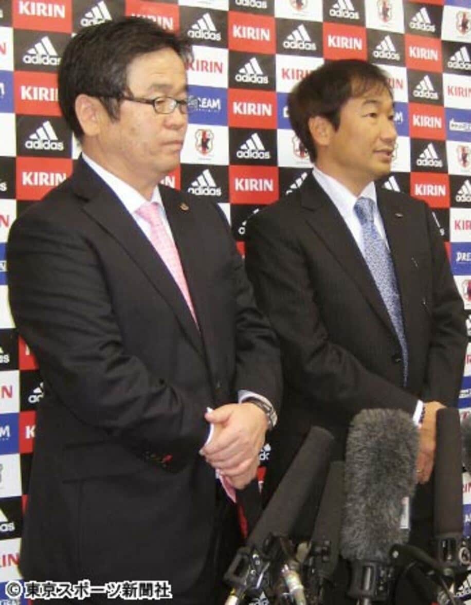 日本サッカー協会の霜田技術委員長（右）とＪ１名古屋ＧＭで技術委員の久米氏