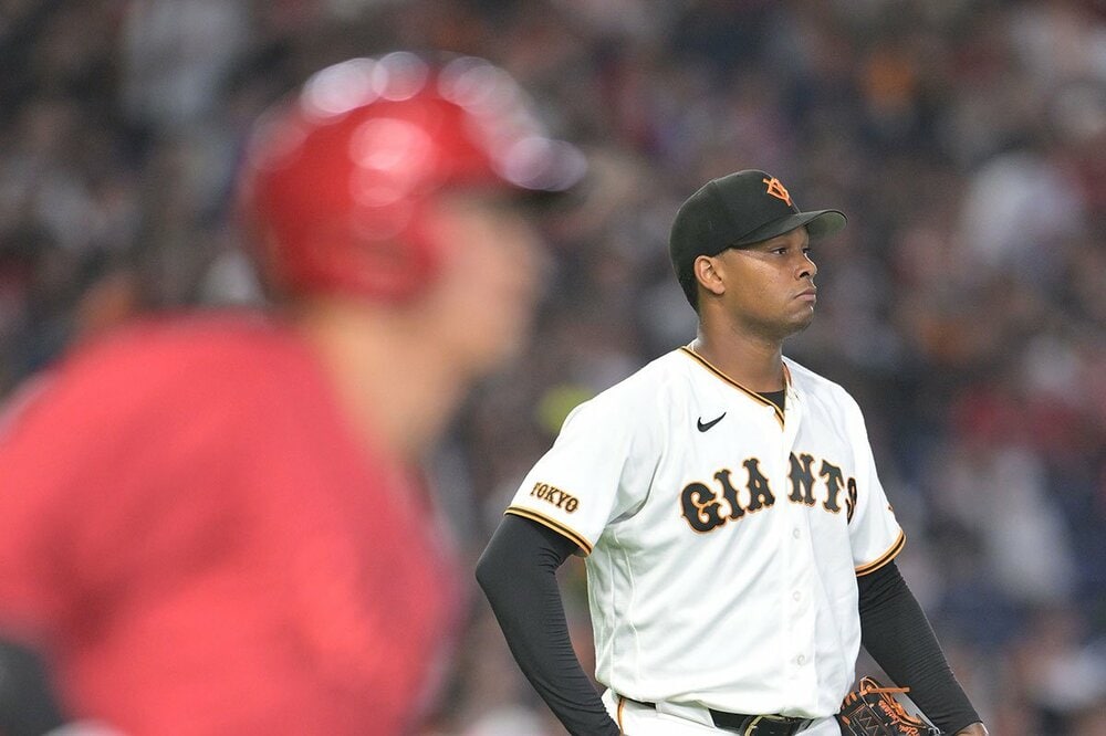 坂倉（手前）に逆転アーチを浴びたルシアーノ