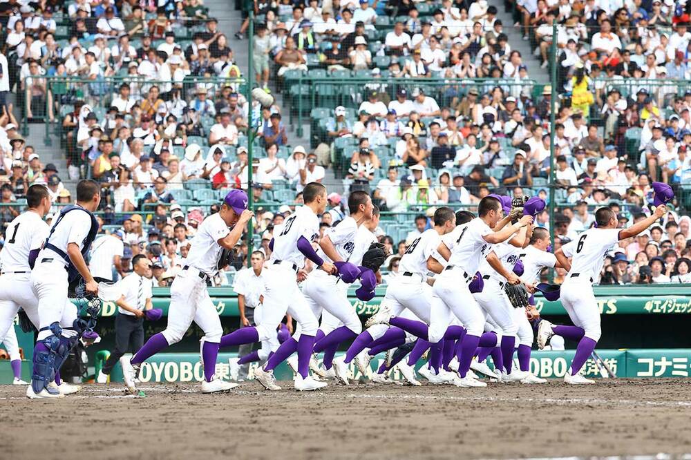 １６日、明徳義塾を下しアルプススタンドへあいさつに向かう関東第一
