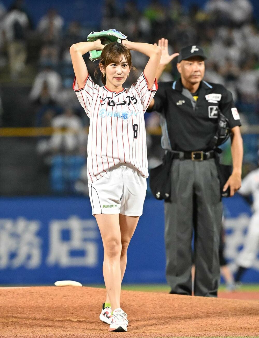 大きく振りかぶって中川アナの美ワキがチラリ