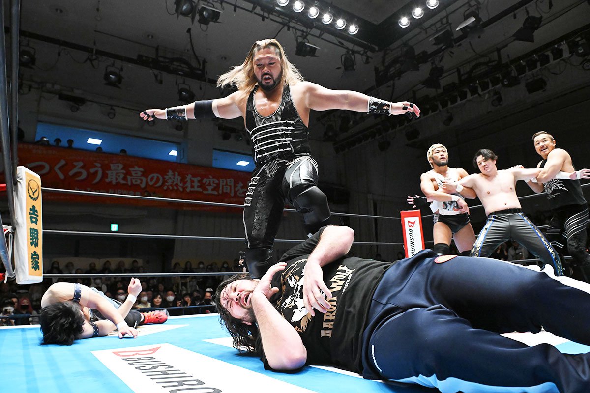 新日本】EVIL ウルフアロンをNEVERベルトで殴打の大暴挙「デビュー戦を