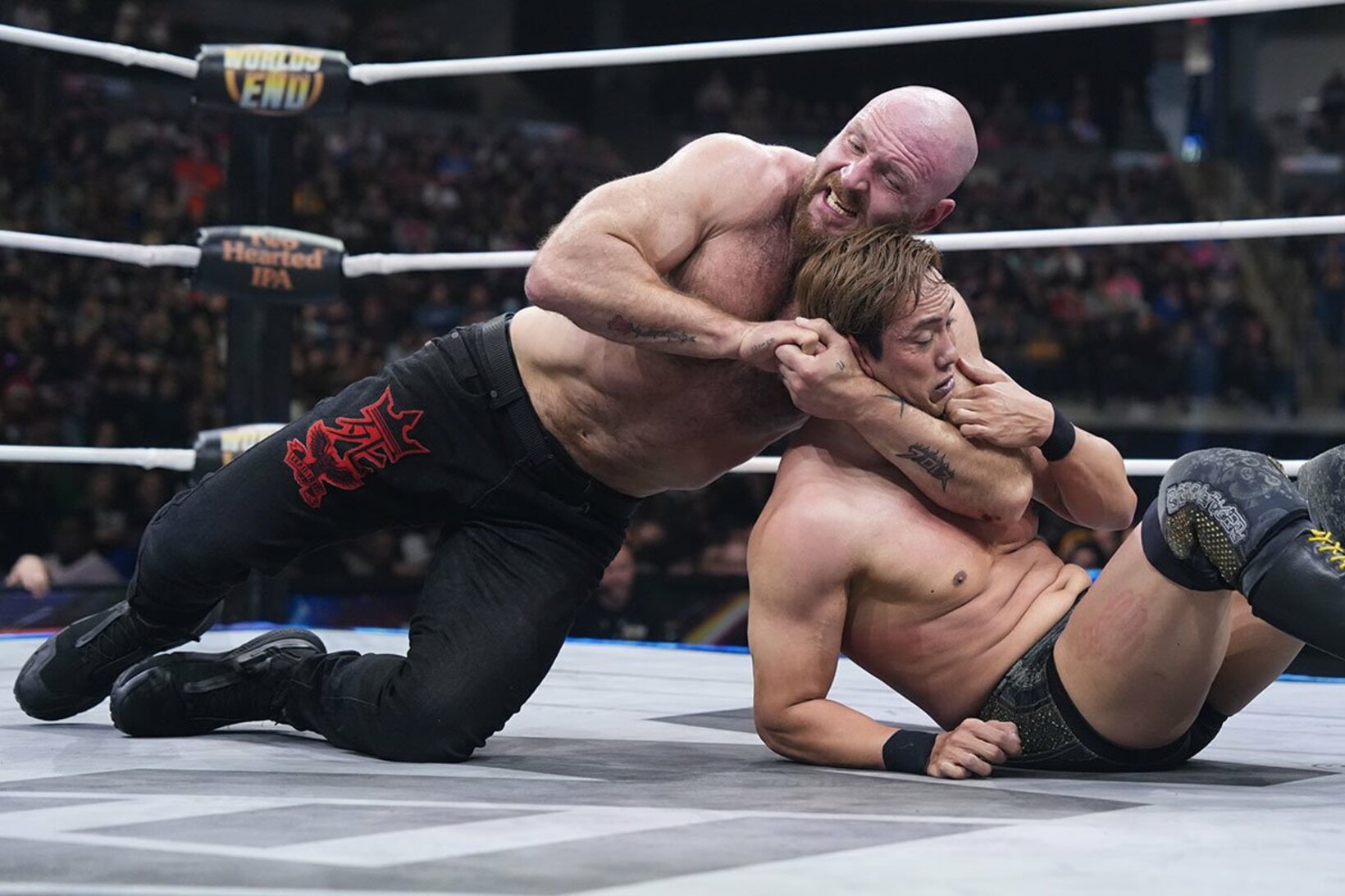 ジョン・モクスリー(左)に執拗に攻められたオカダ・カズチカ（©All Elite Wrestling）