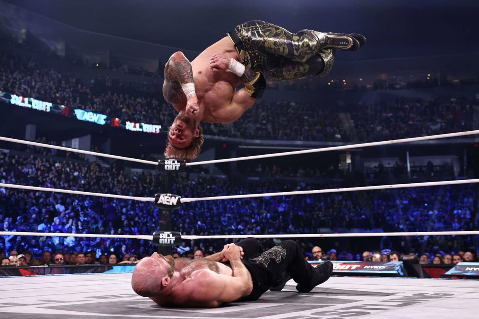 ジョン・モクスリー（下）に空中弾を放つウィル・オスプレイ（©All Elite Wrestling）