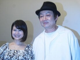 佐津川愛美(左)と吉田恵輔監督