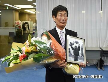 笑顔で引退会見を行った加藤（今年５月７日）