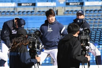 遅刻して登場し、寝ぐせ姿の村上宗隆