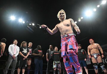 指揮棒を振り、参戦選手全員に「翼をください」を歌唱させるライジングHAYATO