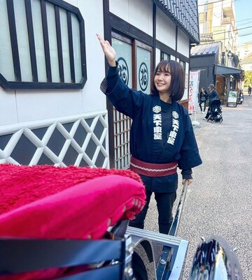 観光案内する関森ありさ
