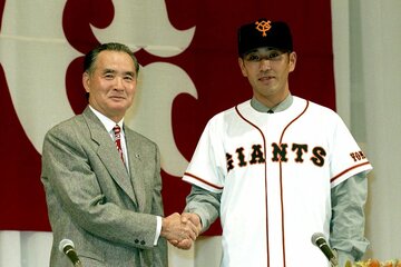 １９９６年、巨人入団会見で握手する清原和博、長嶋監督