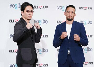  クレベル・コイケ(右)との対戦発表会見でポーズを決めた朝倉未来