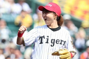 始球式を行う坂本花織