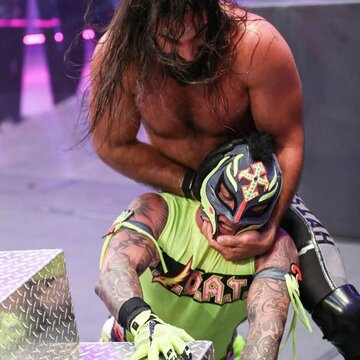  セス・ロリンズはレイ・ミステリオ（下）の右目に攻撃を加えて勝利（©2020　WWE,　Inc.　All　Rights　Reserved.）